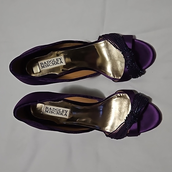 Badgley Mischka satin pumps. - Picture 3 of 8
